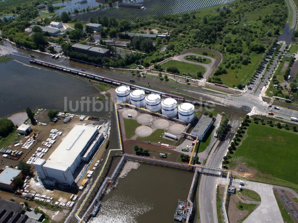 Luftaufnahme Magdeburg - Hochwasser Pegel - Situation am Uferbereich des Abstiegs- Kanals im Industrie - Hafen Magdeburg - Rothensee im Bundesland Sachsen-Anhalt