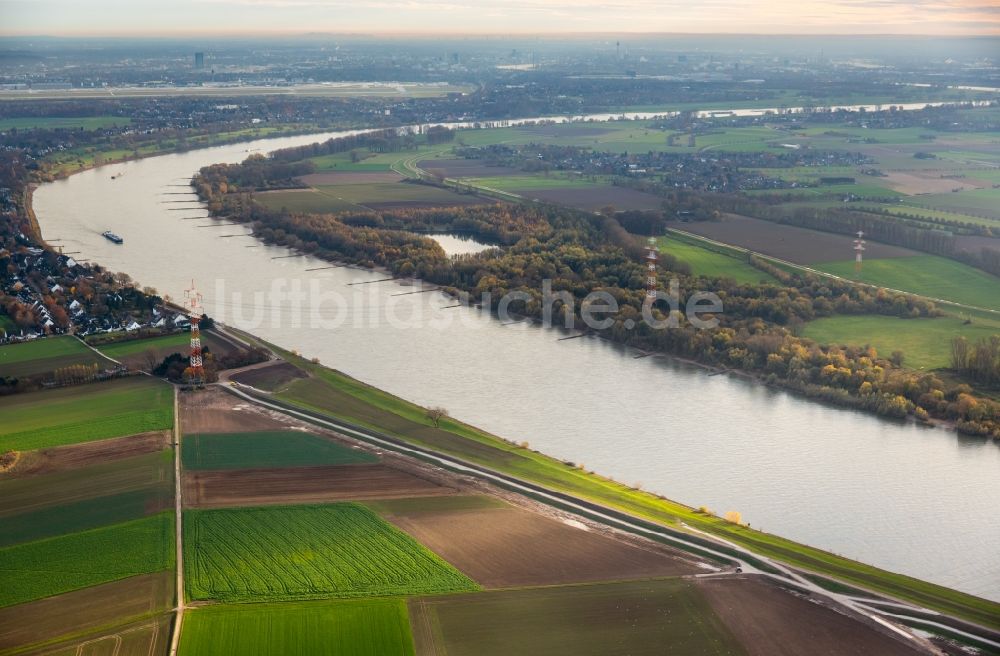 Duisburg von oben - Hochwasser- Schutz- Damm Bauwerk im Ortsteil Duisburg Süd in Duisburg im Bundesland Nordrhein-Westfalen, Deutschland