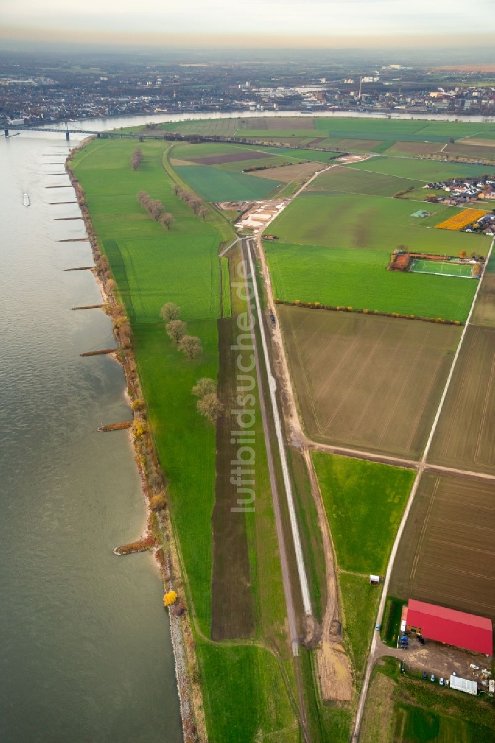 Luftbild Duisburg - Hochwasser- Schutz- Damm Bauwerk im Ortsteil Duisburg Süd in Duisburg im Bundesland Nordrhein-Westfalen, Deutschland