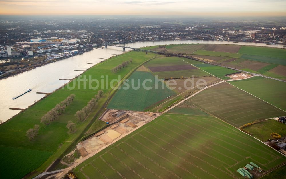 Duisburg von oben - Hochwasser- Schutz- Damm Bauwerk im Ortsteil Duisburg Süd in Duisburg im Bundesland Nordrhein-Westfalen, Deutschland