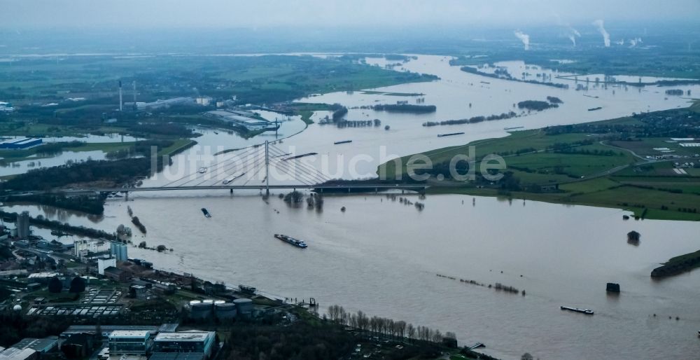 Luftaufnahme Wesel - Hochwasser Situation am Fluß - Brückenbauwerk Niederrheinbrücke in Wesel im Bundesland Nordrhein-Westfalen, Deutschland