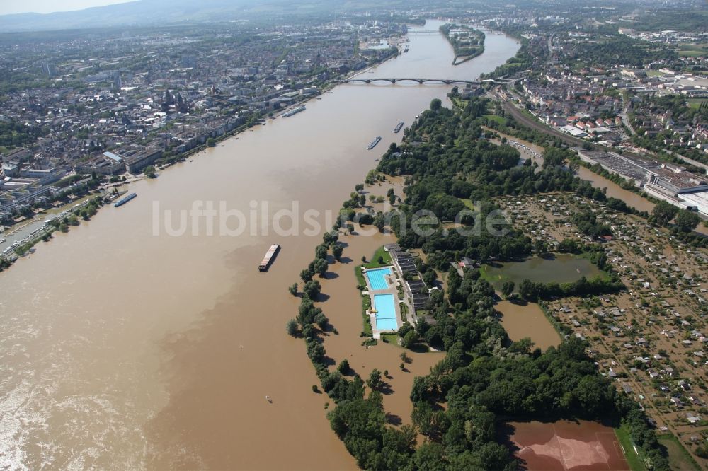 Luftbild Wiesbaden - Hochwasser Situation am Ufer des Main in Wiesbaden im Bundesland Hessen