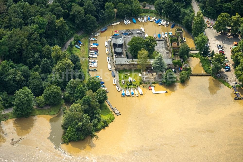 Essen von oben - Hochwasser am Yachthafen mit Sportboot- Anlegestellen und Bootsliegeplätzen am Uferbereich der Ruhr in Essen im Bundesland Nordrhein-Westfalen, Deutschland