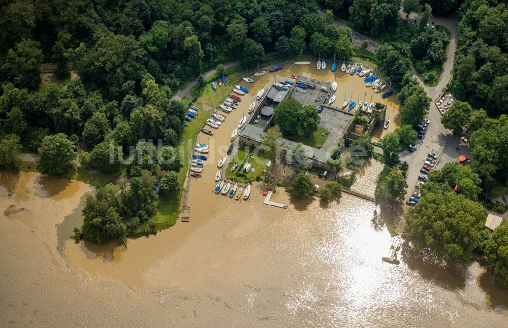 Essen aus der Vogelperspektive: Hochwasser am Yachthafen mit Sportboot- Anlegestellen und Bootsliegeplätzen am Uferbereich der Ruhr in Essen im Bundesland Nordrhein-Westfalen, Deutschland