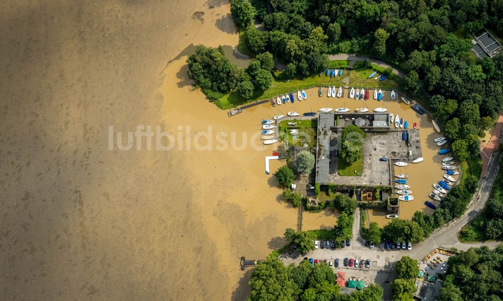 Luftbild Essen - Hochwasser am Yachthafen mit Sportboot- Anlegestellen und Bootsliegeplätzen am Uferbereich der Ruhr in Essen im Bundesland Nordrhein-Westfalen, Deutschland