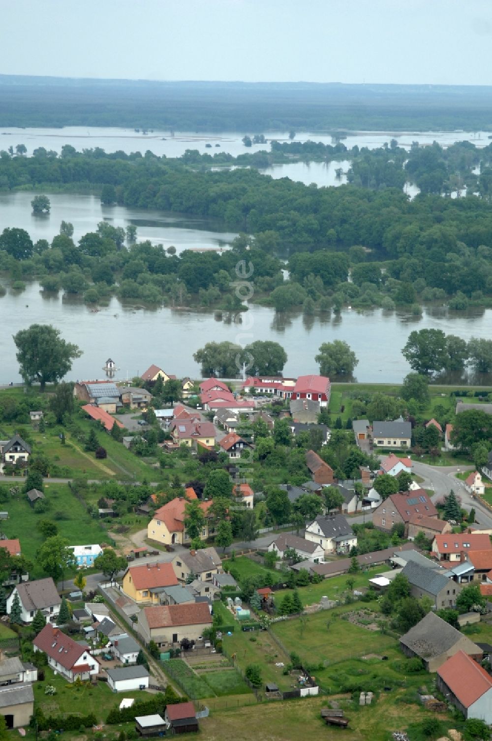 Luftaufnahme Ratzdorf - Hochwassereinwirkung im Ortsgebiet in Ratzdorf im Bundesland Brandenburg, Deutschland