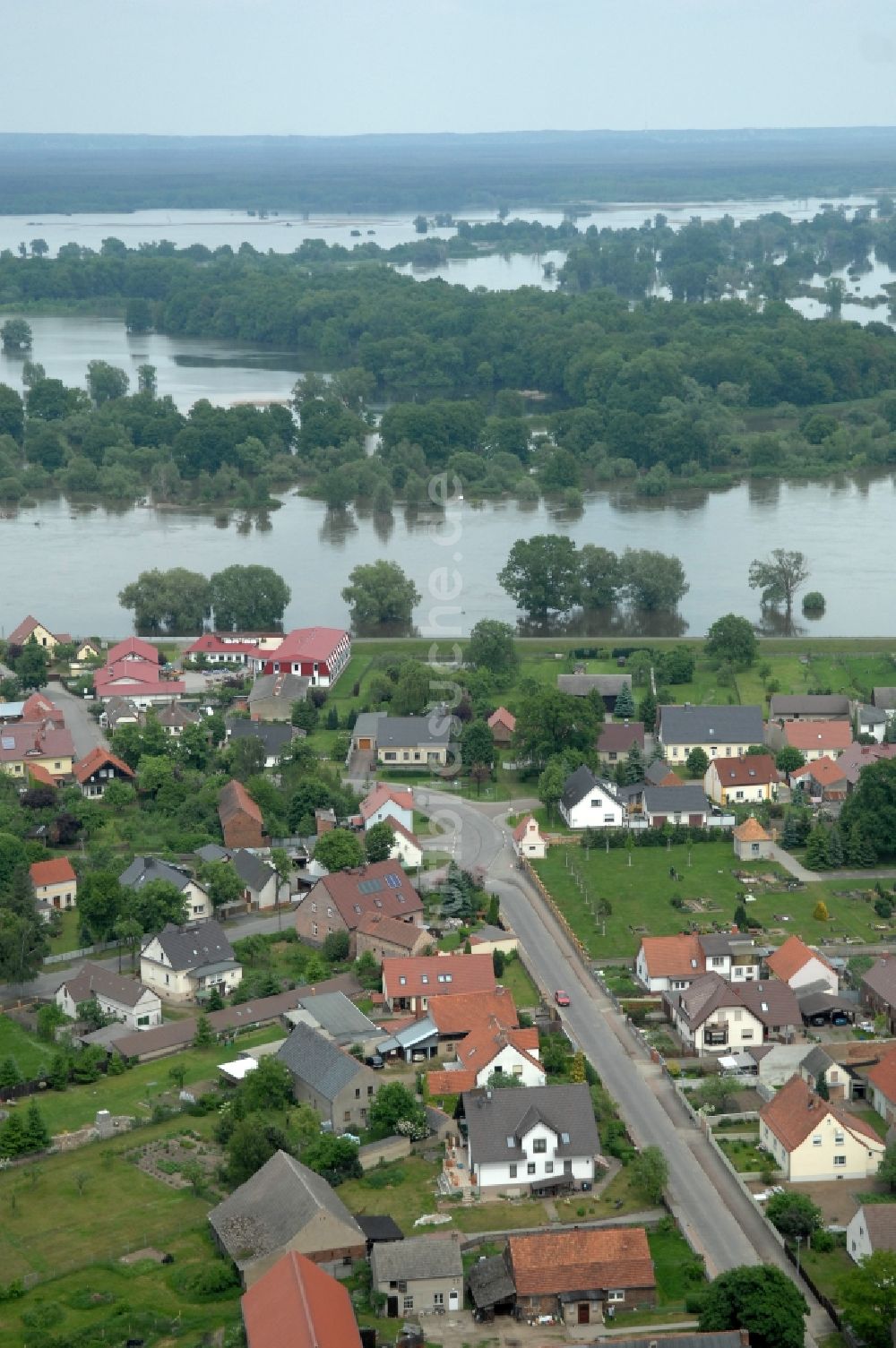 Ratzdorf von oben - Hochwassereinwirkung im Ortsgebiet in Ratzdorf im Bundesland Brandenburg, Deutschland