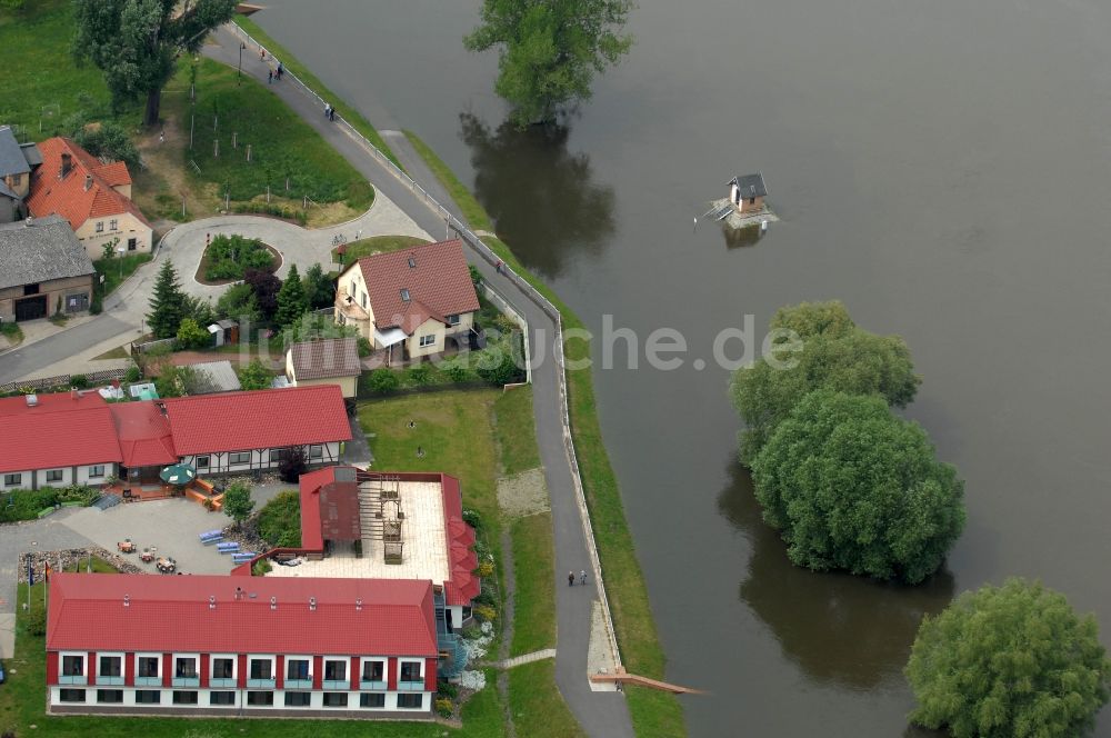 Ratzdorf von oben - Hochwassereinwirkung im Ortsgebiet in Ratzdorf im Bundesland Brandenburg, Deutschland