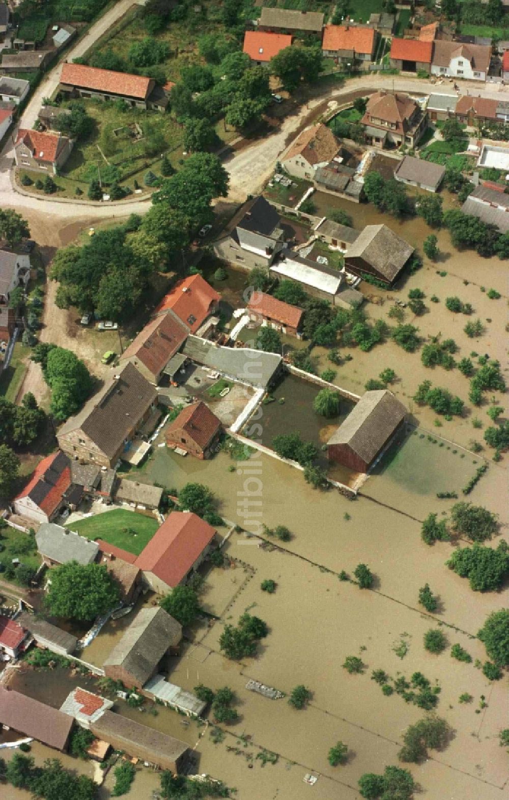 Ratzdorf von oben - Hochwassereinwirkung im Ortsgebiet in Ratzdorf im Bundesland Brandenburg, Deutschland