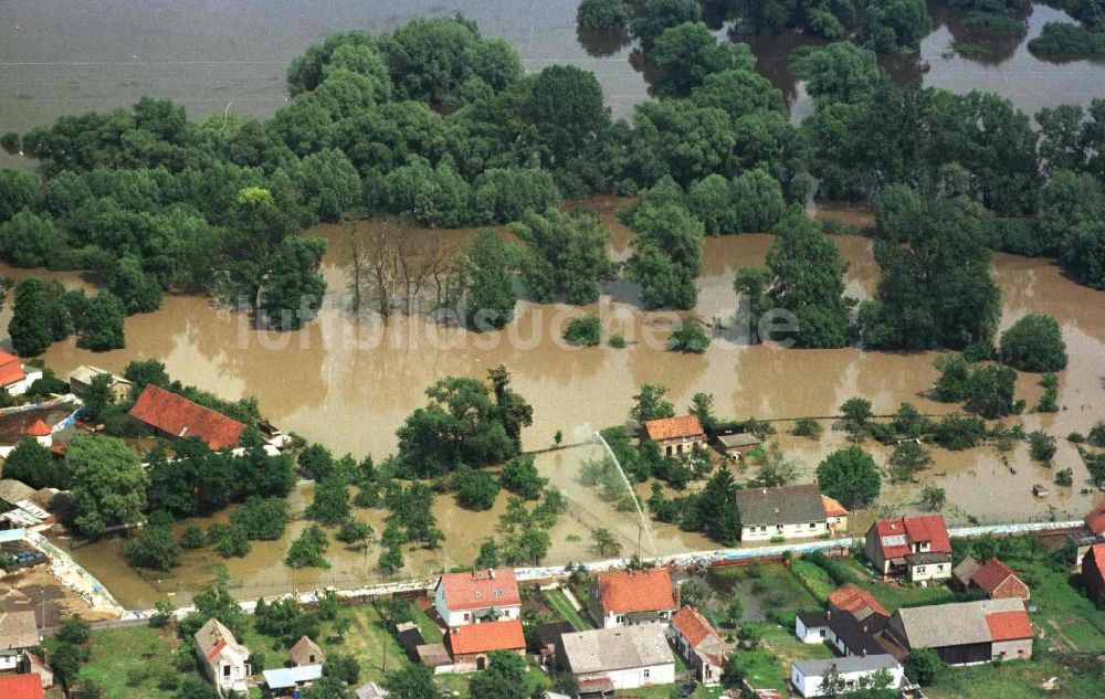 Luftbild Ratzdorf - Hochwassereinwirkung im Ortsgebiet in Ratzdorf im Bundesland Brandenburg, Deutschland