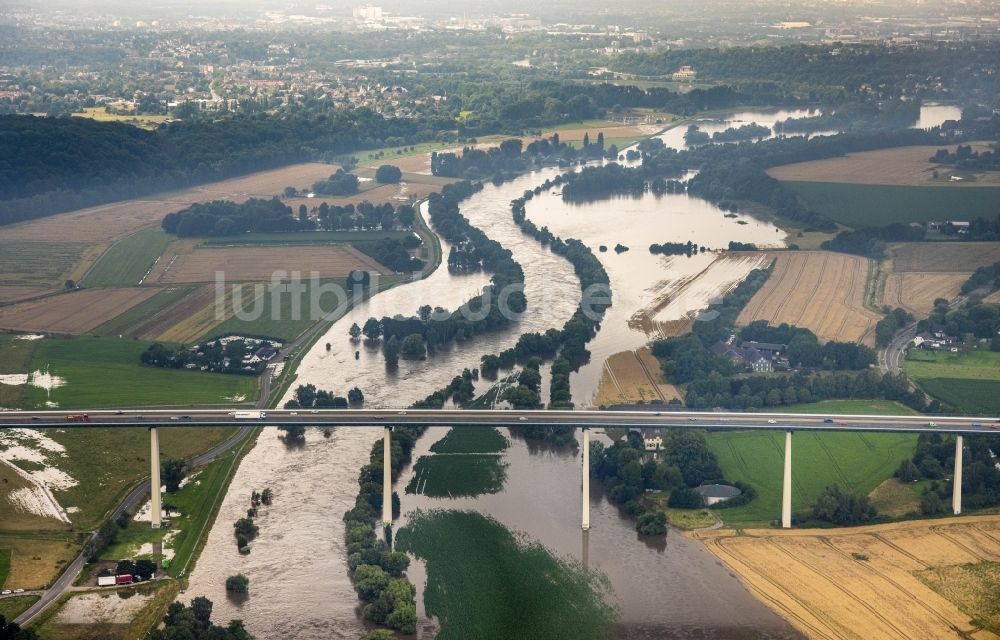 Luftaufnahme Mintard - Hochwasserlage am Autobahn- Brückenbauwerk Mintarder Ruhrtalbrücke der BAB 52 über die Ruhr bei Mintard im Bundesland Nordrhein-Westfalen, Deutschland