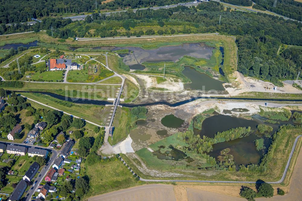 Luftbild Brüninghausen - Hochwasserrückhaltebecken - Schutz- Damm Bauwerk Hochwasserrückhaltebecken Mengede / Emscher-Auen in Brüninghausen im Bundesland Nordrhein-Westfalen, Deutschland