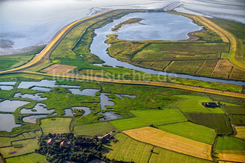 Luftbild Krummhörn - Hochwasserrückhaltebecken - Schutz- Damm Bauwerk am Naturschutzgebiet Leyhörn in Krummhörn im Bundesland Niedersachsen, Deutschland