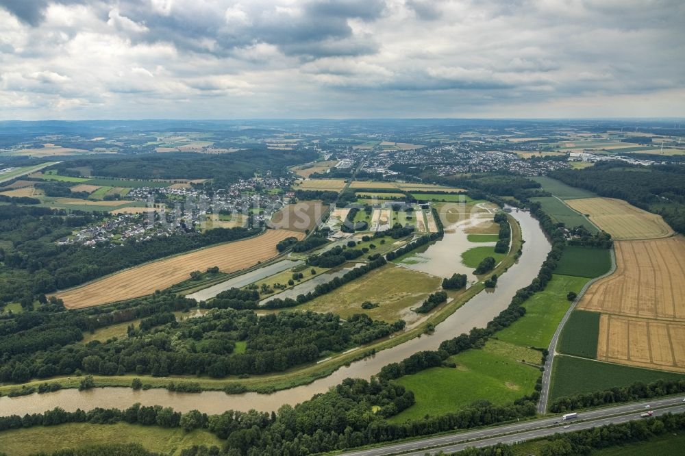 Ense aus der Vogelperspektive: Hochwasserschäden der Flutkatastrophe in Ense im Bundesland Nordrhein-Westfalen, Deutschland