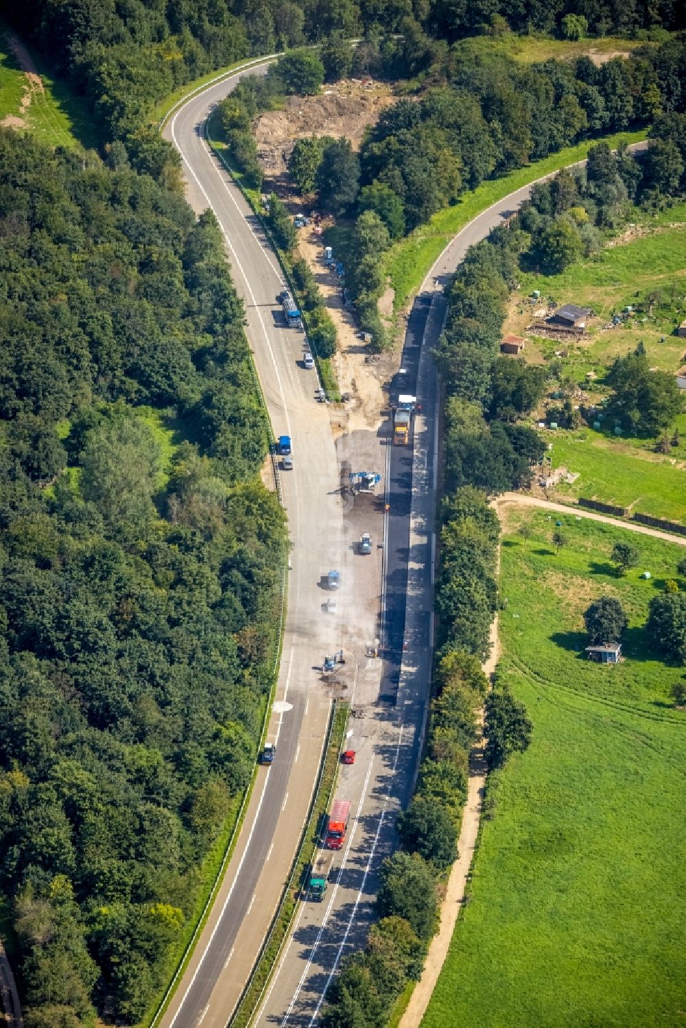 Bad Neuenahr-Ahrweiler aus der Vogelperspektive: Hochwasserschäden der Flutkatastrophe entlang der Autobahn BAB A571 in Bad Neuenahr-Ahrweiler im Bundesland Rheinland-Pfalz, Deutschland