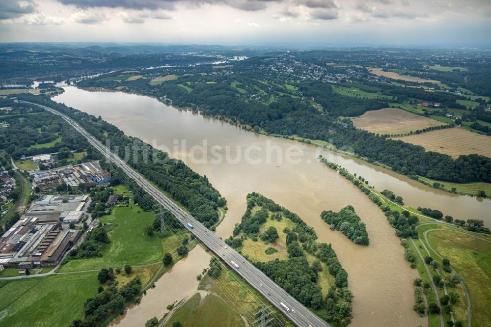 Luftbild Hattingen - Hochwasserschäden der Flutkatastrophe entlang des übergetretenen Ruhr - Flußverlauf in Hattingen im Bundesland Nordrhein-Westfalen, Deutschland