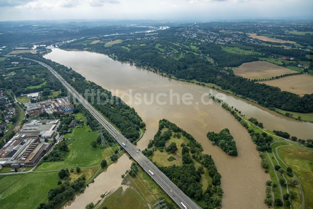 Luftaufnahme Hattingen - Hochwasserschäden der Flutkatastrophe entlang des übergetretenen Ruhr - Flußverlauf in Hattingen im Bundesland Nordrhein-Westfalen, Deutschland