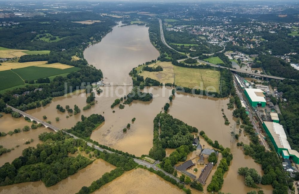 Luftbild Hattingen - Hochwasserschäden der Flutkatastrophe entlang des übergetretenen Ruhr - Flußverlauf in Hattingen im Bundesland Nordrhein-Westfalen, Deutschland