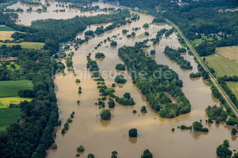 Hattingen aus der Vogelperspektive: Hochwasserschäden der Flutkatastrophe entlang der Ruhr in Hattingen im Bundesland Nordrhein-Westfalen, Deutschland