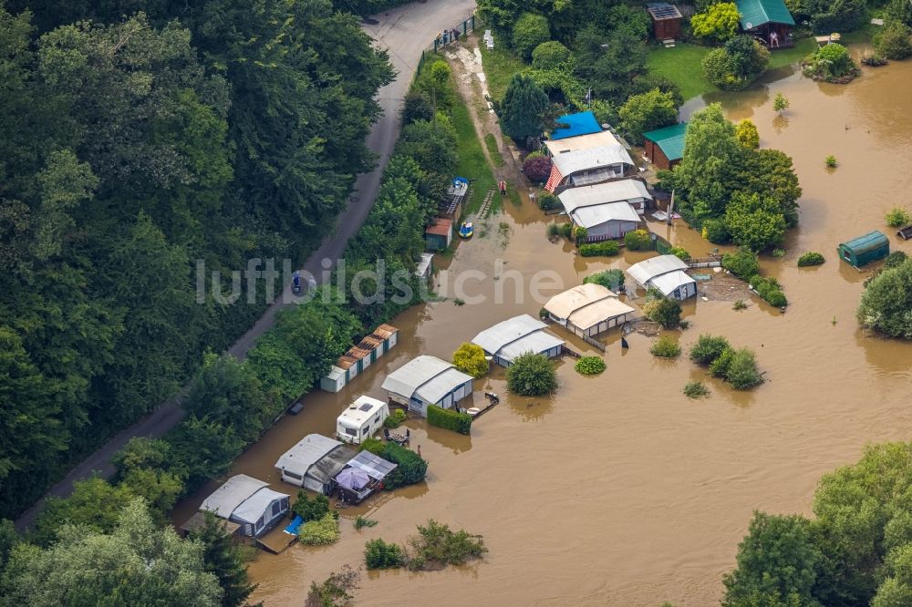 Hattingen aus der Vogelperspektive: Hochwasserschäden der Flutkatastrophe entlang der Ruhr in Hattingen im Bundesland Nordrhein-Westfalen, Deutschland