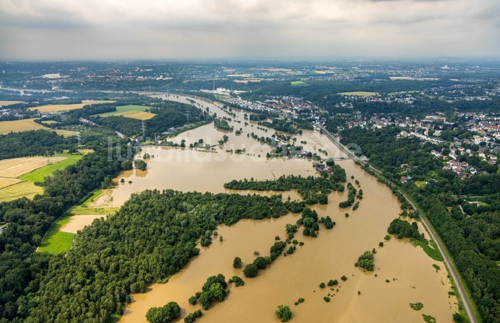 Hattingen aus der Vogelperspektive: Hochwasserschäden der Flutkatastrophe entlang der Ruhr in Hattingen im Bundesland Nordrhein-Westfalen, Deutschland