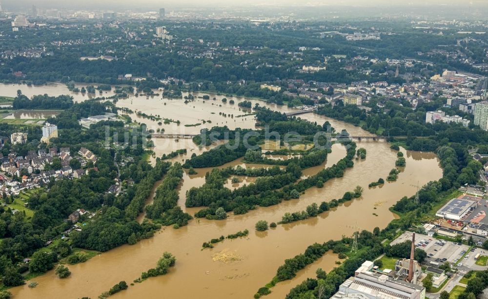 Luftbild Essen - Hochwasserschäden der Flutkatastrophe am Flußverlauf der Ruhr in Essen im Bundesland Nordrhein-Westfalen, Deutschland