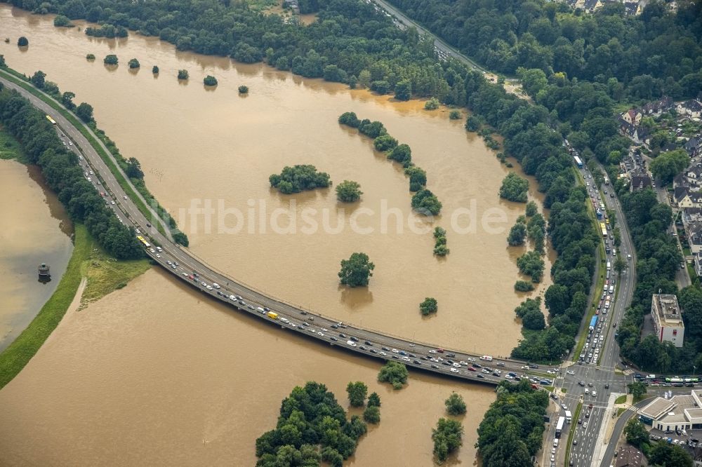 Essen aus der Vogelperspektive: Hochwasserschäden der Flutkatastrophe am Flußverlauf der Ruhr in Essen im Bundesland Nordrhein-Westfalen, Deutschland