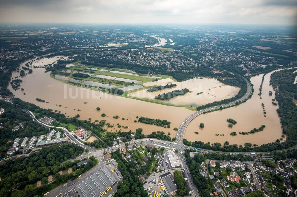 Luftaufnahme Essen - Hochwasserschäden der Flutkatastrophe am Flußverlauf der Ruhr in Essen im Bundesland Nordrhein-Westfalen, Deutschland