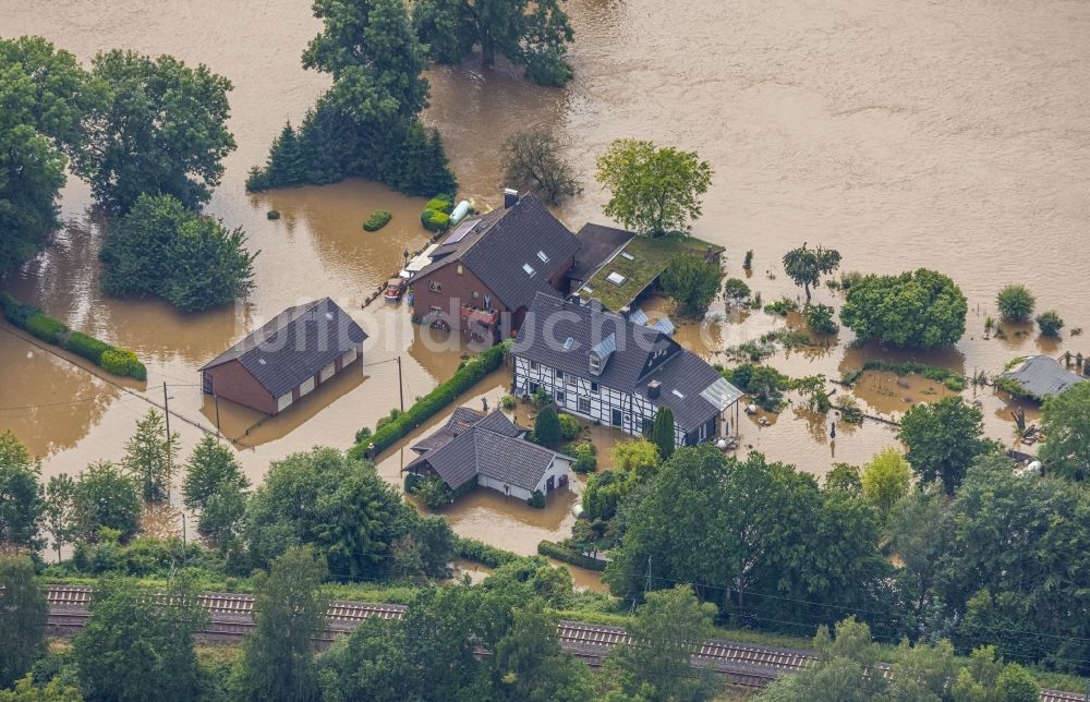 Hattingen aus der Vogelperspektive: Hochwasserschäden der Flutkatastrophe am Flußverlauf der Ruhr in Hattingen im Bundesland Nordrhein-Westfalen, Deutschland