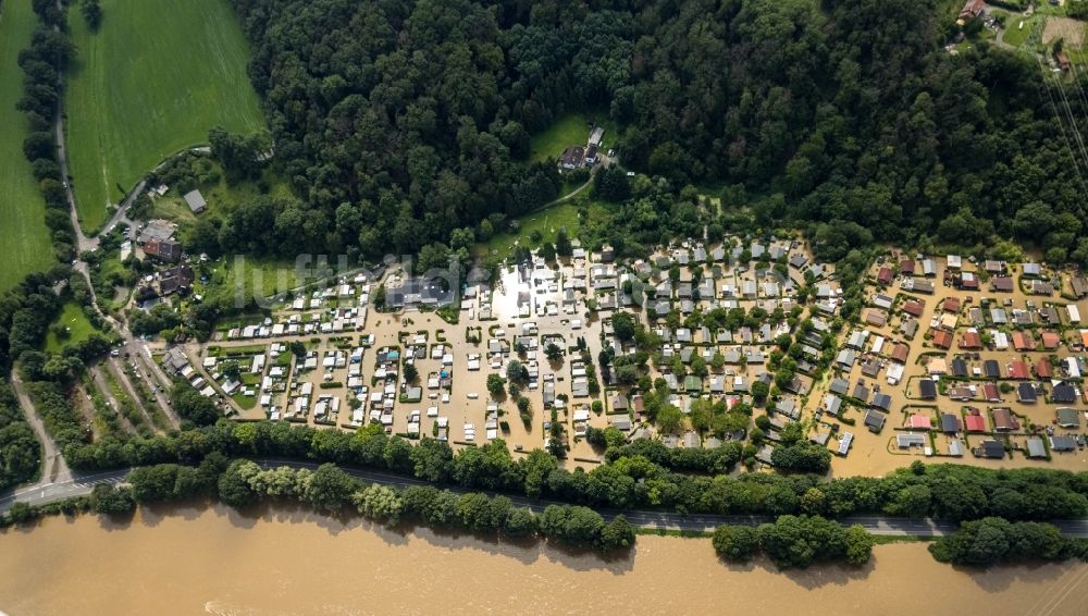 Hattingen aus der Vogelperspektive: Hochwasserschäden der Flutkatastrophe am Flußverlauf der Ruhr in Hattingen im Bundesland Nordrhein-Westfalen, Deutschland