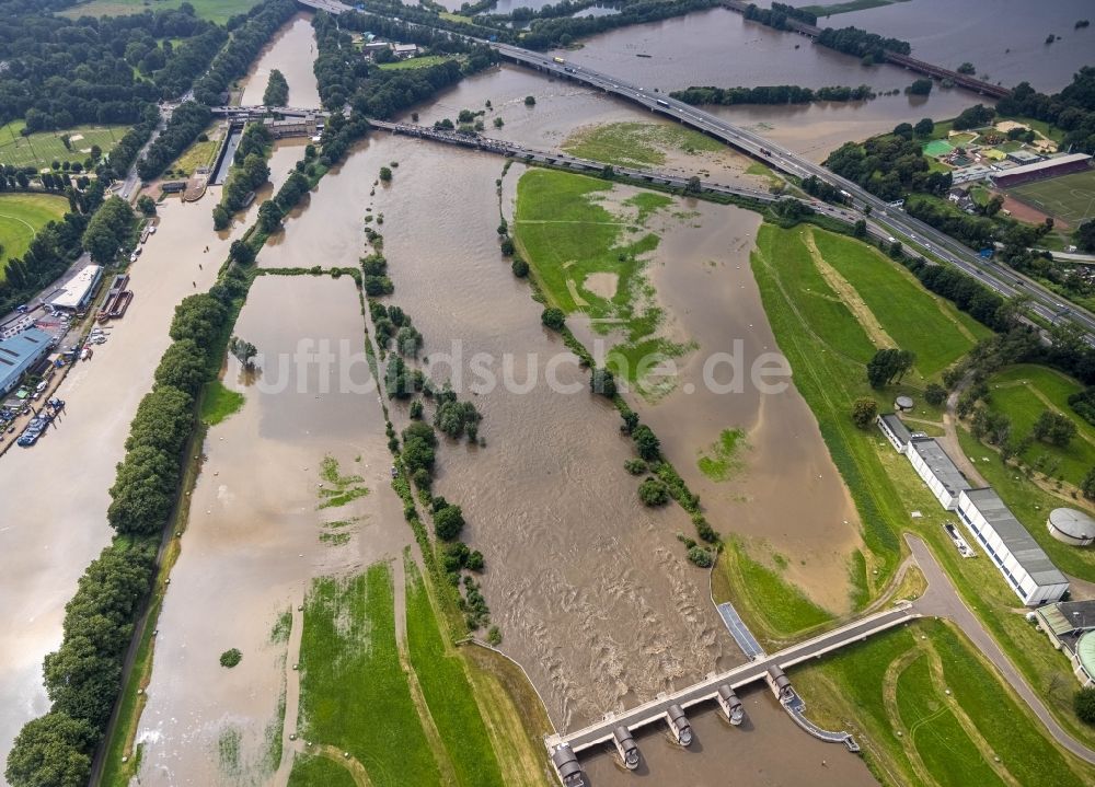 Luftbild Oberhausen - Hochwasserschäden der Flutkatastrophe am Kurvenverlauf der Ruhr- Schleife in Oberhausen im Bundesland Nordrhein-Westfalen, Deutschland