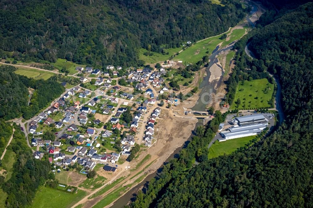 Hönningen von oben - Hochwasserschäden der Flutkatastrophe am Ufer der Ahr in Hönningen im Bundesland Rheinland-Pfalz, Deutschland