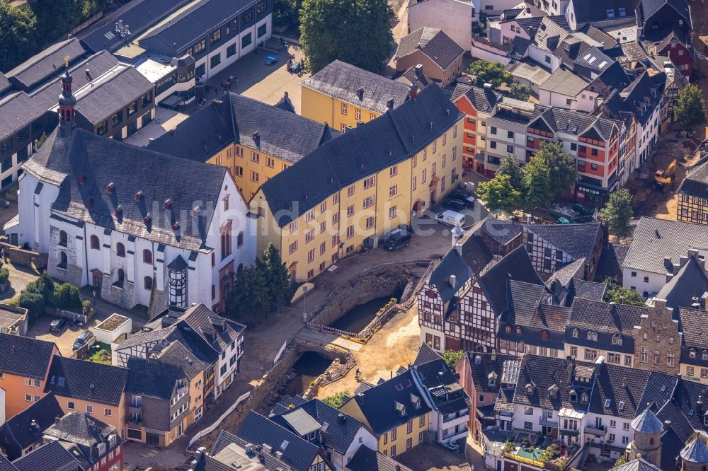 Luftbild Bad Münstereifel - Hochwasserschäden der Flutkatastrophe am Uferbereich der Erft am Markt - Delle in Bad Münstereifel im Bundesland Nordrhein-Westfalen, Deutschland