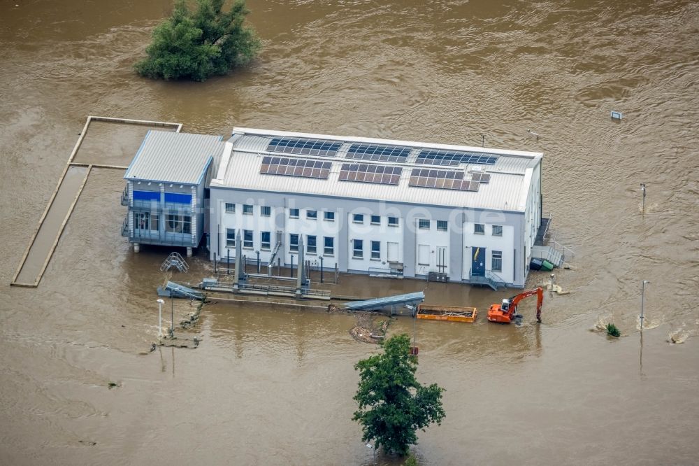 Hattingen von oben - Hochwasserschäden der Flutkatastrophe am Verlauf der Ruhr in Hattingen im Bundesland Nordrhein-Westfalen, Deutschland