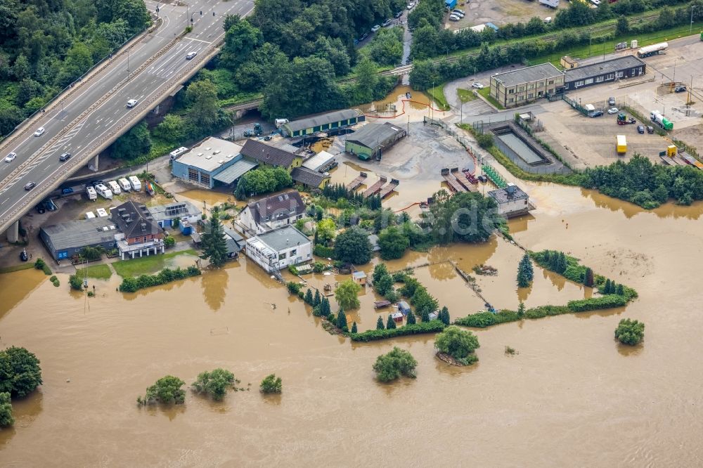 Hattingen aus der Vogelperspektive: Hochwasserschäden der Flutkatastrophe am Verlauf der Ruhr in Hattingen im Bundesland Nordrhein-Westfalen, Deutschland