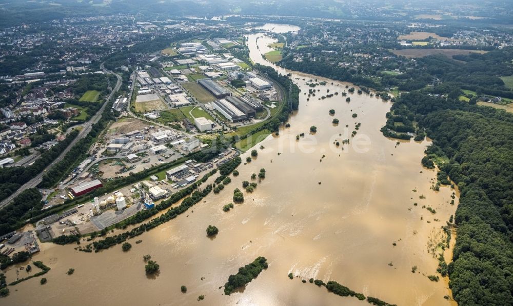 Luftaufnahme Hattingen - Hochwasserschäden der Flutkatastrophe am Verlauf der Ruhr in Hattingen im Bundesland Nordrhein-Westfalen, Deutschland