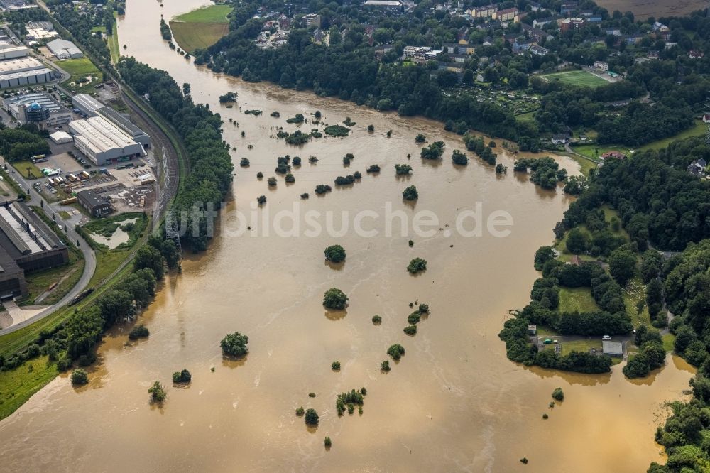 Hattingen von oben - Hochwasserschäden der Flutkatastrophe am Verlauf der Ruhr in Hattingen im Bundesland Nordrhein-Westfalen, Deutschland