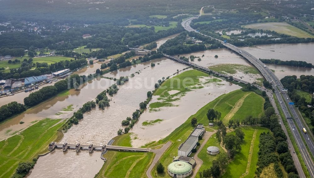 Mülheim an der Ruhr aus der Vogelperspektive: Hochwasserschäden der Flutkatastrophe am Verlauf der Ruhr in Mülheim an der Ruhr im Bundesland Nordrhein-Westfalen, Deutschland