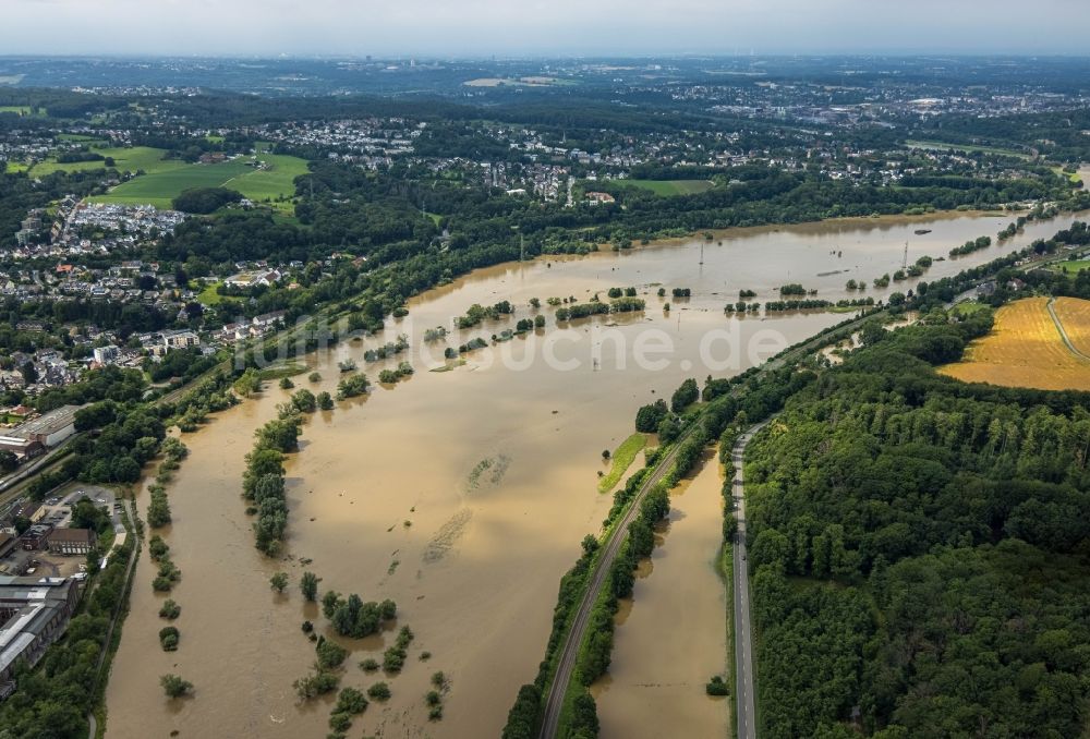 Witten aus der Vogelperspektive: Hochwasserschäden der Flutkatastrophe am Verlauf der Ruhr in Witten im Bundesland Nordrhein-Westfalen, Deutschland