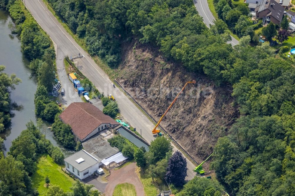 Luftbild Ense - Hochwasserschäden mit Notfallmaßnahmen wegen der Flutkatastrophe am Verlauf der Möhne in Ense im Bundesland Nordrhein-Westfalen, Deutschland