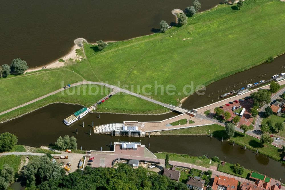 Hitzacker aus der Vogelperspektive: Hochwasserschutzbauten am Uferbereich und Schleuse Jeetzel und Altjeetzel am Stadtrand von Hitzacker im Bundesland Niedersachsen