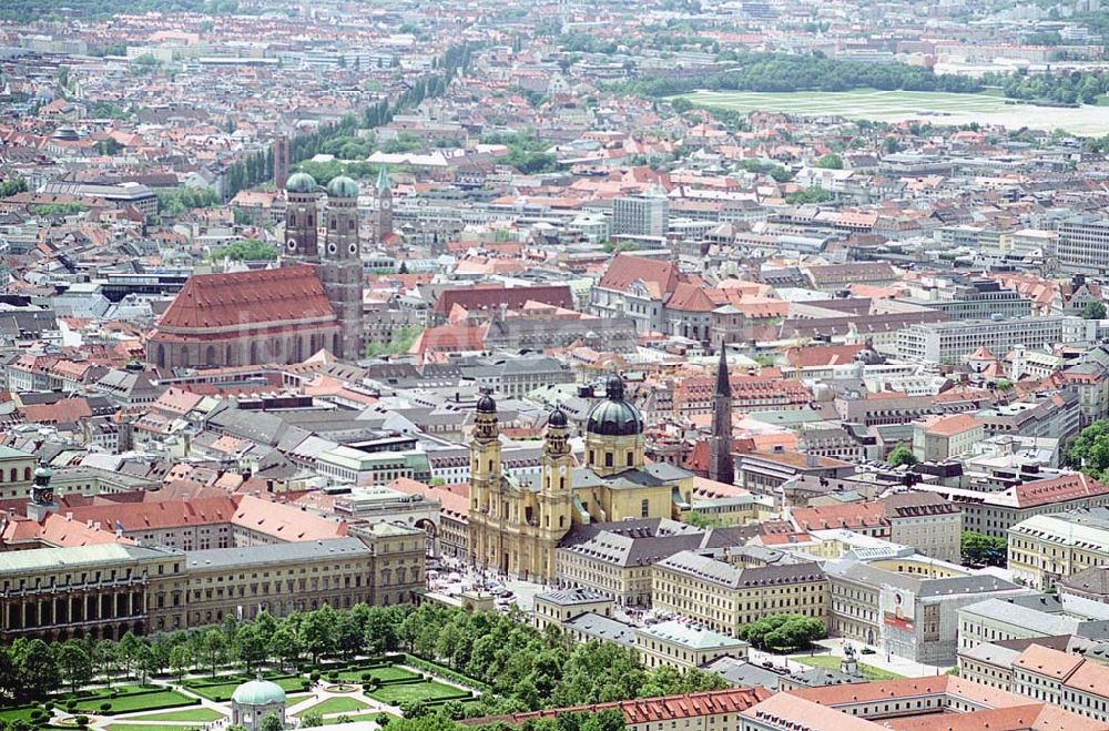 München/ Bayern von oben - Hofgarten an der Residenz, St. Kajetan (Theatinerkirche) und Frauenkirche