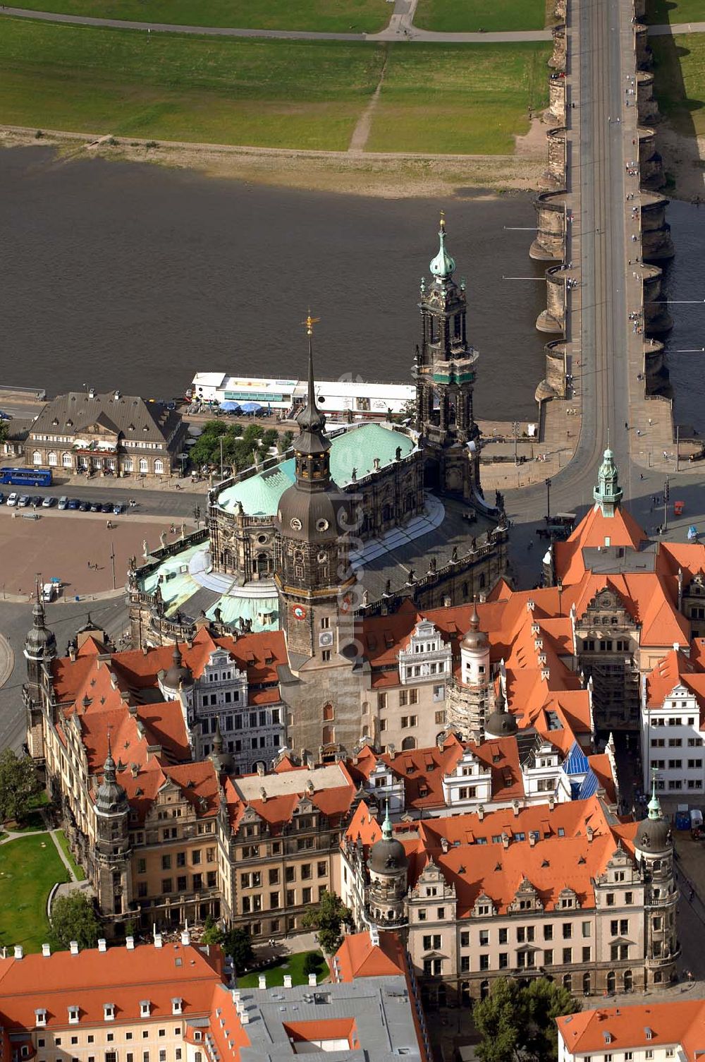 Luftaufnahme Dresden - Hofkirche und Dresdner Residenzschloss