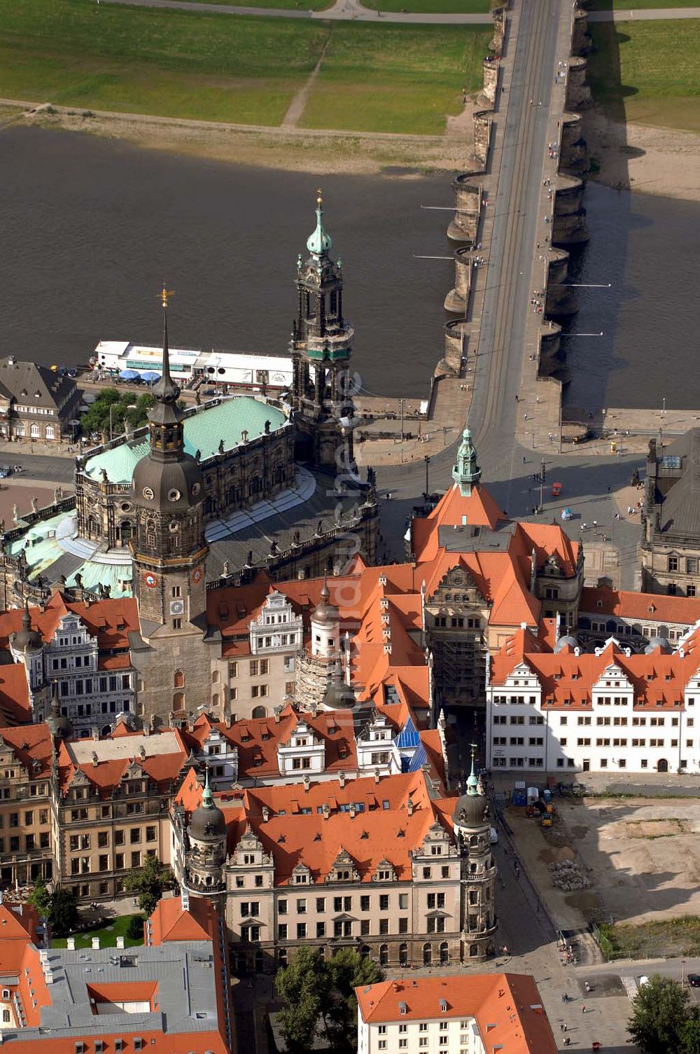 Dresden von oben - Hofkirche und Dresdner Residenzschloss