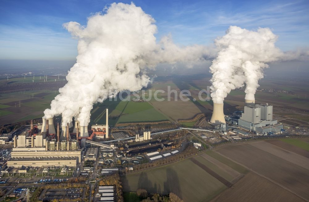 Luftbild Grevenbroich - Hohe Abgaswolken am Himmel über dem Kraftwerk Frimmersdorf in Grevenbroich im Bundesland Nordrhein-Westfalen