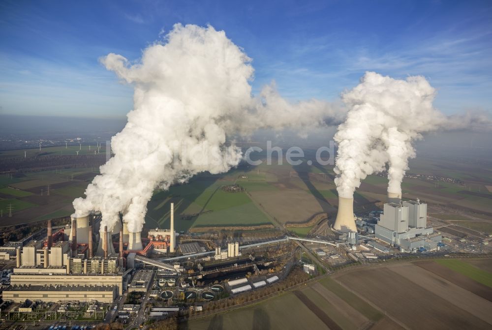 Luftaufnahme Grevenbroich - Hohe Abgaswolken am Himmel über dem Kraftwerk Frimmersdorf in Grevenbroich im Bundesland Nordrhein-Westfalen