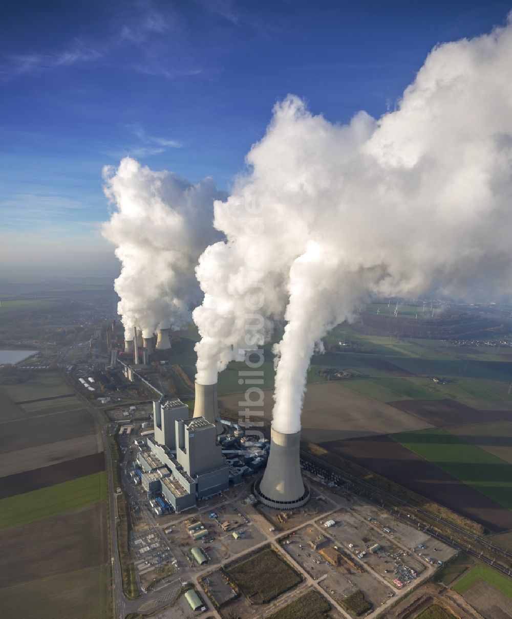 Grevenbroich von oben - Hohe Abgaswolken am Himmel über dem Kraftwerk Frimmersdorf in Grevenbroich im Bundesland Nordrhein-Westfalen