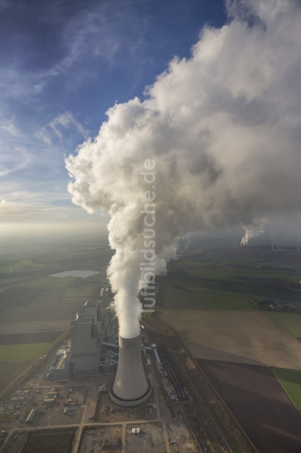 Grevenbroich aus der Vogelperspektive: Hohe Abgaswolken am Himmel über dem Kraftwerk Frimmersdorf in Grevenbroich im Bundesland Nordrhein-Westfalen