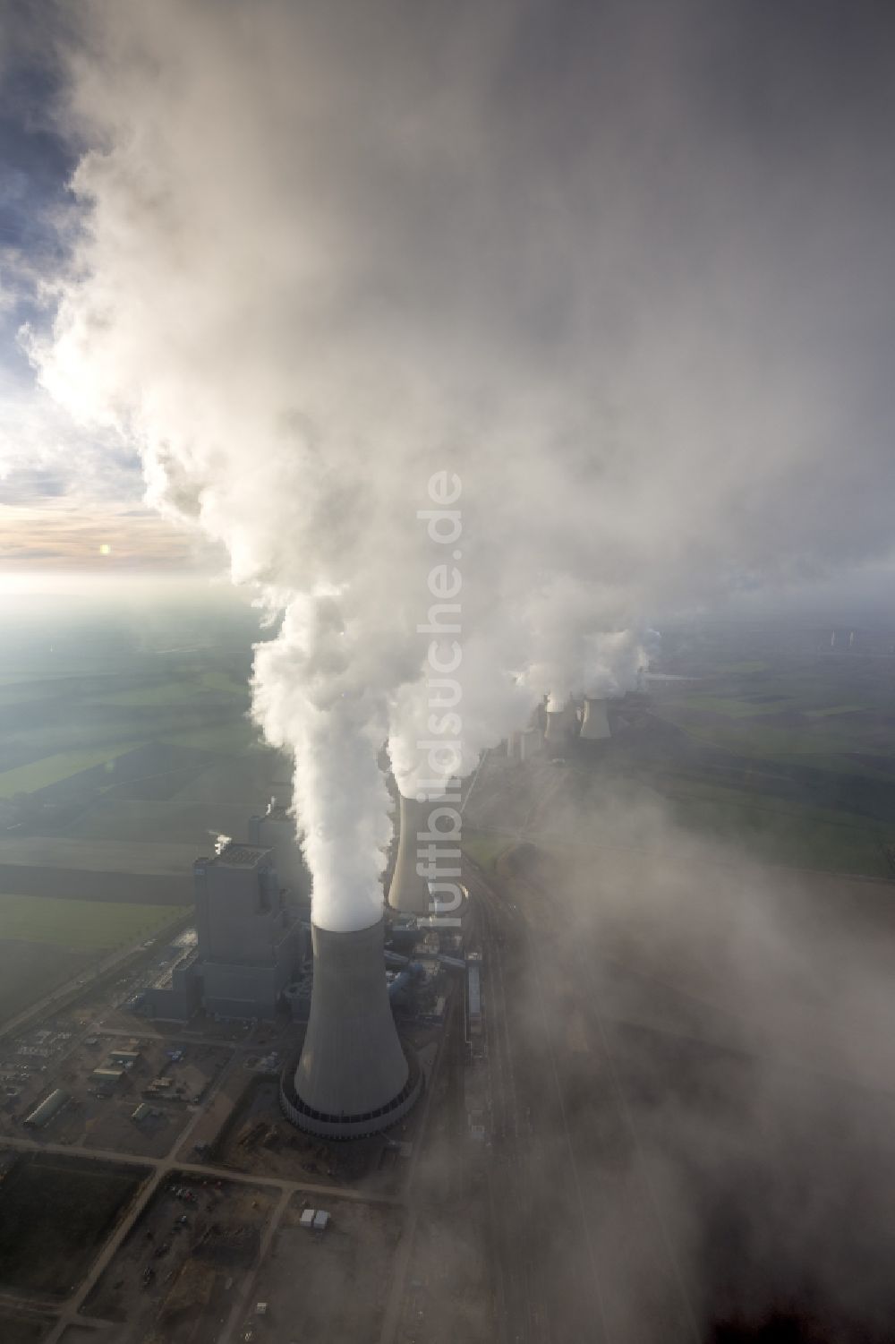 Luftbild Grevenbroich - Hohe Abgaswolken am Himmel über dem Kraftwerk Frimmersdorf in Grevenbroich im Bundesland Nordrhein-Westfalen