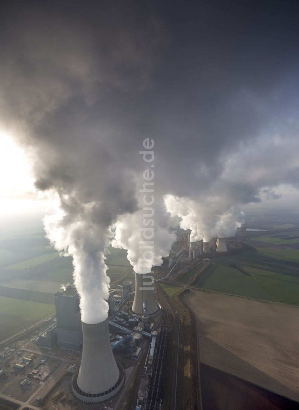 Luftaufnahme Grevenbroich - Hohe Abgaswolken am Himmel über dem Kraftwerk Frimmersdorf in Grevenbroich im Bundesland Nordrhein-Westfalen